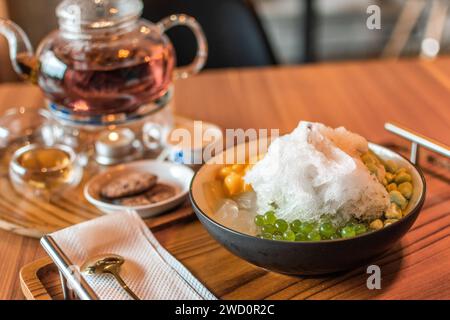 Kräuter-Teekanne aus transparentem Glas Stockfoto