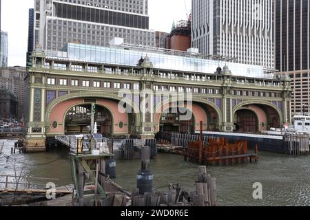 Ein Blick auf die Governors Island Ferry ist von der Staten Island Ferry in New York, New York, Mittwoch, 10. Januar 2024, zu sehen. (Foto: Gordon Donovan) Stockfoto