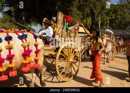Bagan, Myanmar - 25. Dezember 2019: Menschen und Kutschen während des Shinbyu, einer Novitiationszeremonie, in der Tradition des Theravada-Buddhismus Stockfoto