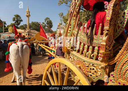 Bagan, Myanmar - 25. Dezember 2019: Dekorierte Kutschen mit goldenen Motiven während des Shinbyu, einer Novitiationszeremonie, in der Tradition von Theravada Buddh Stockfoto