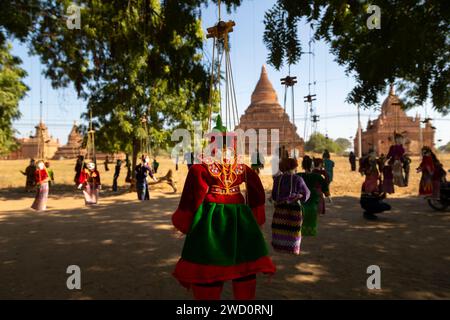 Bagan, Myanmar - 25. Dezember 2019: Kunstvolle Marionetten in traditioneller birmanischer Mode hängen an den Strängen in Bagan, Birma Stockfoto