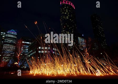 London, Großbritannien. Januar 2024. Die Lichtinstallation Sign von Vendel & de Wolf (Niederlande), gesehen am Westferry Circus an der Canary Wharf in London. „Winter Lights“ ist für die 8. Auflage mit 13 temporären Installationen und 6 permanenten Sammlungen an Canary Wharf zurückgekehrt. Die Freilichtausstellung beginnt von heute bis zum 27. Januar 2024. Quelle: SOPA Images Limited/Alamy Live News Stockfoto