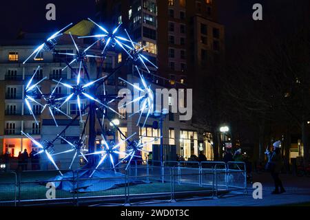 London, Großbritannien. Januar 2024. Man sieht Menschen, die mit der Lichtinstallation Neuron von Juan Fuentes (Spanien) am Canary Wharf in London interagieren. „Winter Lights“ ist für die 8. Auflage mit 13 temporären Installationen und 6 permanenten Sammlungen an Canary Wharf zurückgekehrt. Die Freilichtausstellung beginnt von heute bis zum 27. Januar 2024. Quelle: SOPA Images Limited/Alamy Live News Stockfoto