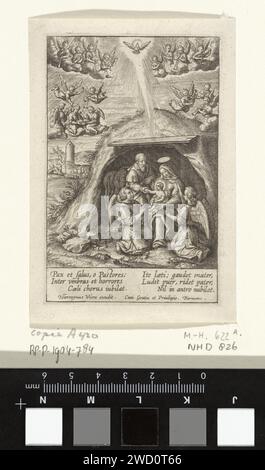 Geburt Christi, anonym, nach Hieronymus Wierix, 1563 – vor 1619 Druck Maria sitzt mit dem Christuskind auf ihrem Schoß im Stall in Bethlehem. Zwei Engel knien in Anbetung für das Christkind, das Josephs Hand hält. Links im Hintergrund die Proklamation an die Hirten. Über dem Stall der Heilige Geist als Taube, umgeben von musikalischen Engeln auf den Wolken. Am Rand eine sechszeilige Beschriftung in zwei Spalten auf Lateinisch. Antwerpener Papierstich Anbetung des Christuskindes von Maria und Joseph (+ Engel). verkündigung der Geburt Christi an die Hirten (und/oder Hirten) Stockfoto