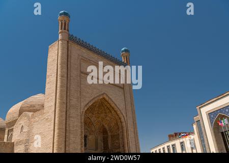 28. JUNI 2023, BUCHARA, USBEKISTAN: Altes Minarett in der Altstadt von Buchara, Usbekistan Stockfoto