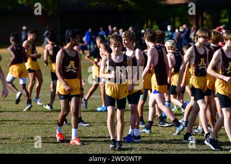 High School Cross Country-Läufer, die sich körperlich und geistig vorbereiten. Stockfoto