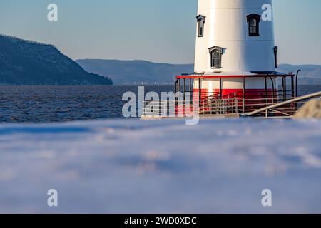 Tarrytown Light, auch bekannt als Kingsland Point Light und Sleepy Hollow Light, Village of Sleepy Hollow, NY, Winterfoto des historischen Leuchtturms am Hudson River Stockfoto