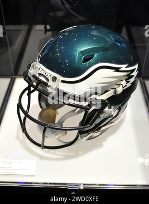 New York, USA. Januar 2024. Nick Foles' Helm von Super Bowl LII (2008), ausgestellt auf der Ausstellung Beyond the Big Game im Paley Center in New York, NY am 17. Januar 2024. (Foto: Stephen Smith/SIPA USA) Credit: SIPA USA/Alamy Live News Stockfoto