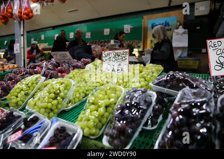 London, Großbritannien. Januar 2024. Die Leute kaufen Obst in einem Laden in London, Großbritannien, 17. Januar 2024. Der Verbraucherpreisindex (VPI) im Vereinigten Königreich stieg in den 12 Monaten bis Dezember 2023 um 4 Prozent, gegenüber 3,9 Prozent im November, wie am Mittwoch veröffentlicht wurde. Quelle: Xinhua/Alamy Live News Stockfoto