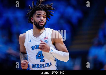 Chapel Hill, NC, USA. Januar 2024. North Carolina Tar Heels Guard RJ Davis (4) tritt im NCAA Basketball Matchup im Dean Smith Center in Chapel Hill, NC, gegen die Louisville Cardinals zurück. (Scott Kinser/CSM). Quelle: csm/Alamy Live News Stockfoto