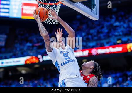 Chapel Hill, NC, USA. Januar 2024. North Carolina Tar Heels Armando Bacot (5) schießt gegen die Louisville Cardinals im NCAA Basketball Matchup im Dean Smith Center in Chapel Hill, NC. (Scott Kinser/CSM). Quelle: csm/Alamy Live News Stockfoto