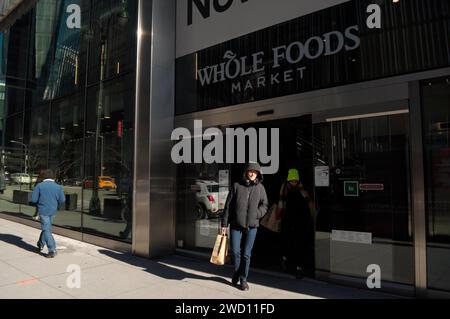 New York, Usa. Januar 2024. Shopper verlassen einen Whole Foods Market in Hudson Yards, Manhattan, New York City. Quelle: SOPA Images Limited/Alamy Live News Stockfoto