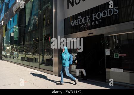 New York, Usa. Januar 2024. Shopper verlassen einen Whole Foods Market in Hudson Yards, Manhattan, New York City. (Foto: Jimin Kim/SOPA Images/SIPA USA) Credit: SIPA USA/Alamy Live News Stockfoto