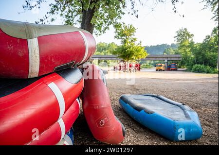 Eine Reihe aufblasbarer Flöße zu Beginn einer Floßfahrt auf einem Fluss. Stockfoto