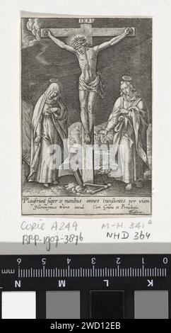 Kreuzigung Christi, Hieronymus Wierix, 1563 - vor 1619 Druck Christus hängt am Kreuz. Am Fuße des Kruis Maria und Johannes. Am Rand eine Beschriftung in lateinischer Sprache. Antwerpener Papiergravur des Kreuzigten Christus mit besonderen Personen unter dem Kreuz Stockfoto