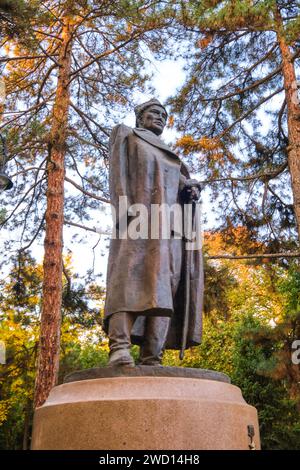 Eine Statue des kasachisch-sowjetischen Kriegshelden Bauyrzhan Momyshuly. Im Panfilov Park in Almaty, Kasachstan. Stockfoto