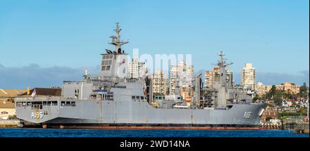 Eines von zwei Schiffen der Australian Navy Supply Class Auxiliary Oiler Replenishment (AOR), HMAS Supply A195, die auf Garden Island in Sydney, Australien, vor Anker gebracht wurden Stockfoto