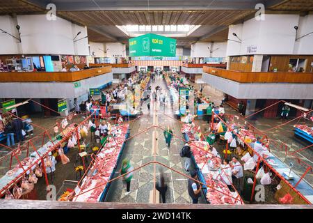 Ein Überblick über die Reihen von Händlern, einschließlich vieler Fleischmetzger. Auf dem wichtigsten lokalen Lebensmittelmarkt der sowjetischen Zeit, dem Grünen Basar. In Almaty, Kasachisch Stockfoto