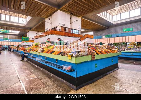 Verschiedene Händler und Verkaufsstände, die Trockenfrüchte und Nüsse verkaufen. Auf dem wichtigsten lokalen Lebensmittelmarkt der sowjetischen Zeit, dem Grünen Basar. In Almaty, Kasachstan. Stockfoto