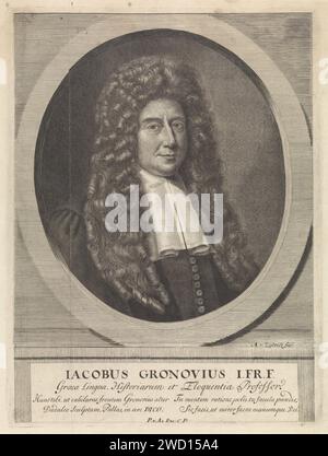 Porträt von Jacob Gronovius, Anthony van Zijlvelt, 1693 Druck Porträt von Jacobus Gronovius, Professor für Griechisch und Beredsamkeit in Leiden, gekleidet in Kleid mit weißem bef. Unter dem Porträt sein Name, Funktion und vier Textregeln in lateinischer Sprache. Leiden Papiergravur Stockfoto