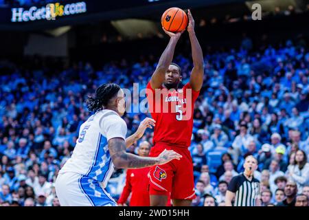 Chapel Hill, NC, USA. Januar 2024. Die Louisville Cardinals stürmen Brandon Huntley-Hatfield (5) gegen die North Carolina Tar Heels im NCAA Basketball Matchup im Dean Smith Center in Chapel Hill, NC. (Scott Kinser/CSM). Quelle: csm/Alamy Live News Stockfoto