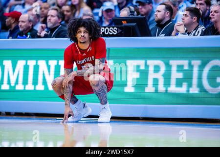 Chapel Hill, NC, USA. Januar 2024. Der Wärter der Louisville Cardinals, Skyy Clark (55), wartet darauf, im NCAA-Basketball-Matchup im Dean Smith Center in Chapel Hill, NC, gegen die Tar Heels in North Carolina anzutreten. (Scott Kinser/CSM). Quelle: csm/Alamy Live News Stockfoto