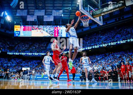 Chapel Hill, NC, USA. Januar 2024. North Carolina Tar Heels Stürmer Jae'Lyn Withers (24) schießt gegen die Louisville Cardinals im NCAA Basketball Matchup im Dean Smith Center in Chapel Hill, NC. (Scott Kinser/CSM). Quelle: csm/Alamy Live News Stockfoto