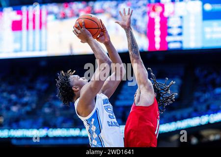 Chapel Hill, NC, USA. Januar 2024. Harrison Ingram (55) schießt gegen die Louisville Cardinals im NCAA Basketball Matchup im Dean Smith Center in Chapel Hill, NC. (Scott Kinser/CSM). Quelle: csm/Alamy Live News Stockfoto