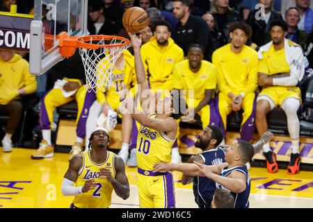 Los Angeles, Kalifornien, USA. Januar 2024. Max Christie #10 der Los Angeles Lakers geht gegen die Dallas Mavericks während eines NBA-Basketballspiels in der Crypto.com Arena am Mittwoch, den 17. Januar 2024, in Los Angeles in den Korb. (Kreditbild: © Ringo Chiu/ZUMA Press Wire) NUR REDAKTIONELLE VERWENDUNG! Nicht für kommerzielle ZWECKE! Stockfoto