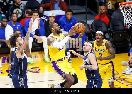 Los Angeles, Kalifornien, USA. Januar 2024. Der LeBron James #23 der Los Angeles Lakers geht bei einem NBA-Basketballspiel in der Crypto.com Arena am Mittwoch, den 17. Januar 2024, in Los Angeles gegen die Dallas Mavericks in den Korb. (Kreditbild: © Ringo Chiu/ZUMA Press Wire) NUR REDAKTIONELLE VERWENDUNG! Nicht für kommerzielle ZWECKE! Stockfoto