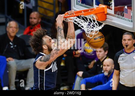 Los Angeles, Kalifornien, USA. Januar 2024. Dallas Mavericks' Dereck Lively II #2 dunks gegen die Los Angeles Lakers während eines NBA-Basketballspiels in der Crypto.com Arena am Mittwoch, den 17. Januar 2024, in Los Angeles. (Kreditbild: © Ringo Chiu/ZUMA Press Wire) NUR REDAKTIONELLE VERWENDUNG! Nicht für kommerzielle ZWECKE! Stockfoto