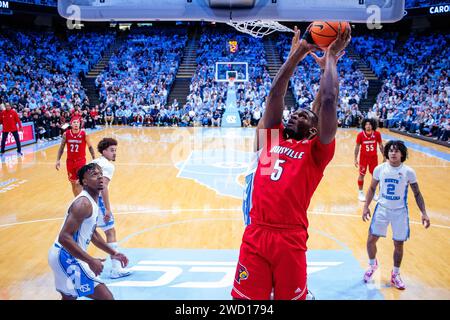 Chapel Hill, NC, USA. Januar 2024. Die Louisville Cardinals stürmen Brandon Huntley-Hatfield (5) gegen die North Carolina Tar Heels im NCAA Basketball Matchup im Dean Smith Center in Chapel Hill, NC. (Scott Kinser/CSM). Quelle: csm/Alamy Live News Stockfoto