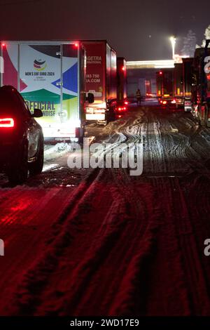 17. Januar 2024, Rheinland-Pfalz, Neustadt (Wied): Aufgrund des starken Schneefalls hat sich auf der A3 bei Neustadt/Wied ein Stau von rund 15 Kilometern in beide Richtungen gebildet. Tausende von Fahrern blieben stundenlang stecken. Foto: Thomas Frey/dpa Stockfoto