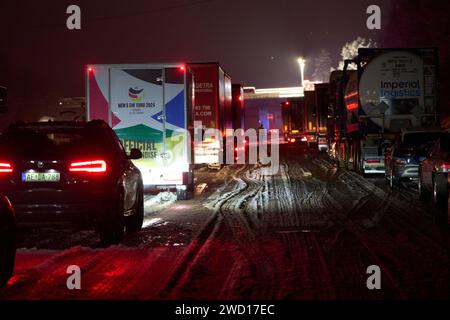 17. Januar 2024, Rheinland-Pfalz, Neustadt (Wied): Aufgrund des starken Schneefalls hat sich auf der A3 bei Neustadt/Wied ein Stau von rund 15 Kilometern in beide Richtungen gebildet. Tausende von Fahrern blieben stundenlang stecken. Foto: Thomas Frey/dpa Stockfoto