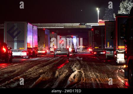 17. Januar 2024, Rheinland-Pfalz, Neustadt (Wied): Aufgrund des starken Schneefalls hat sich auf der A3 bei Neustadt/Wied ein Stau von rund 15 Kilometern in beide Richtungen gebildet. Tausende von Fahrern blieben stundenlang stecken. Foto: Thomas Frey/dpa Stockfoto