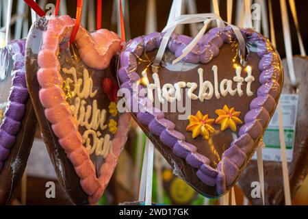 Traditionelle Lebkuchenherzen auf einer Messe in Deutschland - Übersetzung: Ich liebe dich und Liebling Stockfoto