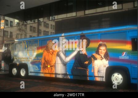 Beverly Hills, Kalifornien, USA 26. November 1996 The Wizard of Oz 50th Anniversary Bus at Event at Planet Hollywood Beverly Hills am 26. November 1996 in Beverly Hills, Kalifornien, USA. Foto: Barry King/Alamy Stock Photo Stockfoto