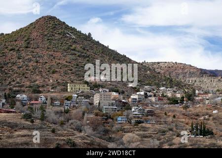 Ein Blick auf die alte Bergbaustadt Jerome, eine Stadt im Zentrum von Arizona, die auf der Seite eines Berges erbaut wurde. Stockfoto