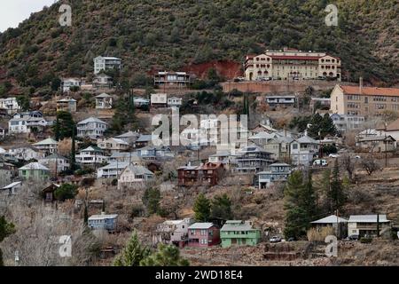 Ein Blick auf die alte Bergbaustadt Jerome, eine Stadt im Zentrum von Arizona, die auf der Seite eines Berges erbaut wurde. Stockfoto