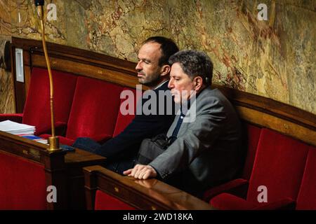 Paris, Frankreich. Januar 2024. (L-R) Manuel Bompard und Rene Pilato, Abgeordnete der Parlamentsfraktion La France Insoumise, die während der Anfragen an die Regierungssitzung in der Nationalversammlung gesehen wurden. Eine wöchentliche Sitzung mit Fragen an die französische Regierung in der Nationalversammlung im Palais Bourbon in Paris. Quelle: SOPA Images Limited/Alamy Live News Stockfoto