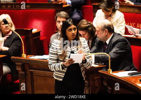 Paris, Frankreich. Januar 2024. Prisca Thevenot, stellvertretende Ministerin des Premierministers und zuständig für demokratische Erneuerung, spricht während der Fragen an die Regierungssitzung in der Nationalversammlung. Eine wöchentliche Sitzung mit Fragen an die französische Regierung in der Nationalversammlung im Palais Bourbon in Paris. Quelle: SOPA Images Limited/Alamy Live News Stockfoto