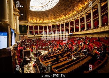 Paris, Frankreich. Januar 2024. Allgemeine Ansicht der Nationalversammlung während der Sitzung der Fragen an die Regierung. Eine wöchentliche Sitzung mit Fragen an die französische Regierung in der Nationalversammlung im Palais Bourbon in Paris. (Foto: Telmo Pinto/SOPA Images/SIPA USA) Credit: SIPA USA/Alamy Live News Stockfoto
