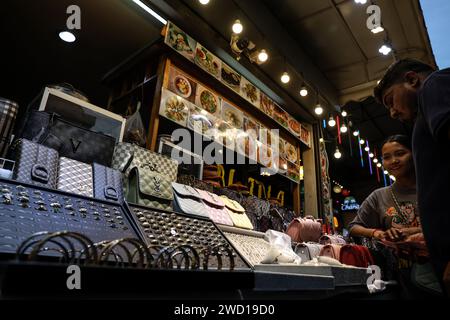 Bangkok, Thailand. Januar 2024. Gefälschte Designertaschen zum Verkauf im Nana-Viertel in Bangkok, Thailand, 17. Januar 2024. (Kreditbild: © Valeria Mongelli/ZUMA Press Wire) NUR REDAKTIONELLE VERWENDUNG! Nicht für kommerzielle ZWECKE! Stockfoto