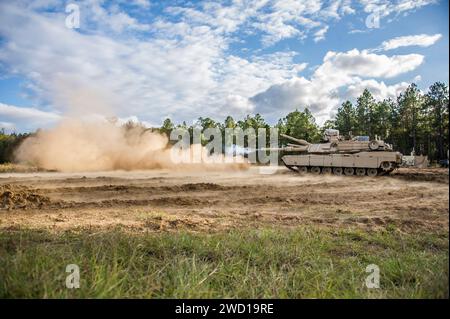 Ein M1A2 SEP Abrams-Tank wird während eines Tests zur Überprüfung der Genauigkeit bei Live-Feuer ausgelöst. Stockfoto