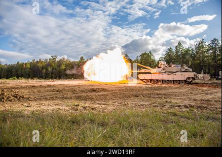 Ein M1A2 SEP Abrams-Tank wird während eines Tests zur Überprüfung der Genauigkeit bei Live-Feuer ausgelöst. Stockfoto