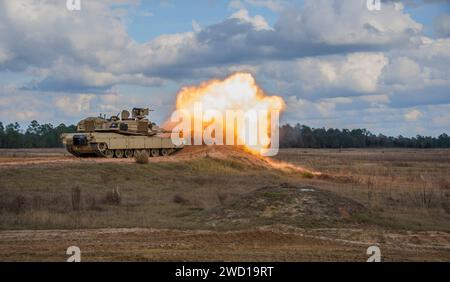 Ein M1A2 SEP Abrams Panzer feuert sein Hauptgewehr ab. Stockfoto