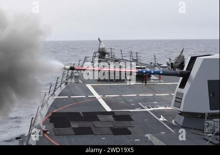 Eine Mark 45 5-Zoll-Kanone wird an Bord des Raketenzerstörers USS Wayne E. Meyer abgefeuert. Stockfoto