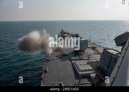 Der Raketenzerstörer USS Mahan (DDG 72) feuert sein 5-Zoll-Geschütz Mark 45 ab. Stockfoto