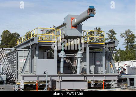 Elektromagnetische Railgun, eine Langstreckenwaffe, die Geschosse mit Elektrizität abfeuert. Stockfoto