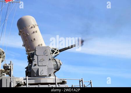 Ein MK-15 Phalanx-Waffensystem an Bord der USS Hue City feuert auf ein Ziel. Stockfoto